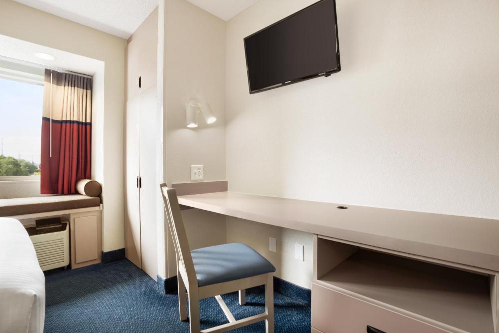 Queen Room with Two Queen Beds - Non-Smoking interior